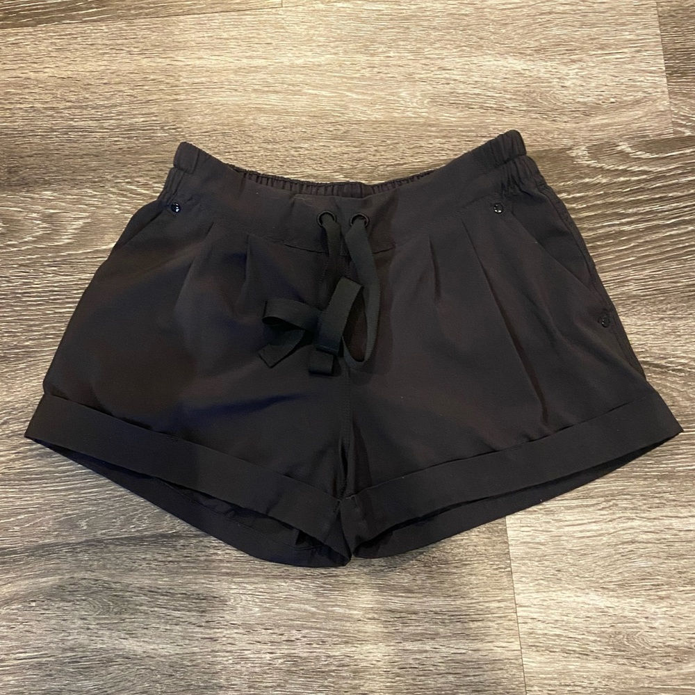 Lululemon Spring Break Away Short Size 6